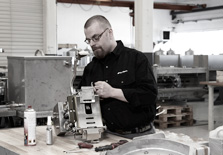 Workman assemble a MultiJet head